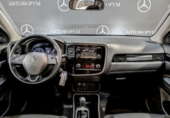 Подержанный автомобиль Mitsubishi Outlander 2022 года (14 фото)