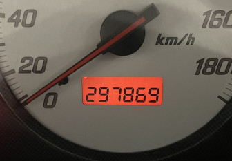 Подержанный автомобиль Honda Stream 2002 года (16 фото)