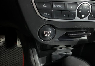 Подержанный автомобиль Renault Fluence 2012 года (15 фото)