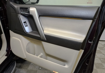 Подержанный автомобиль Toyota Land Cruiser Prado 2011 года (24 фото)