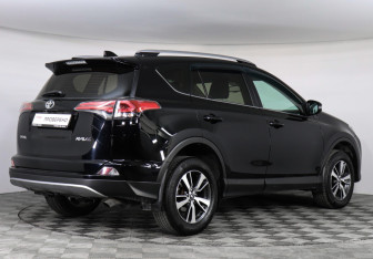 Подержанный автомобиль Toyota RAV4 2017 года (5 фото)