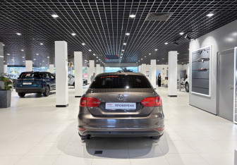 Подержанный автомобиль Volkswagen Jetta Sedan 2012 года (3 фото)