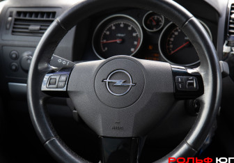 Подержанный автомобиль Opel Zafira Compactvan 2011 года (12 фото)