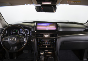 Подержанный автомобиль Lexus LX 2017 года (14 фото)