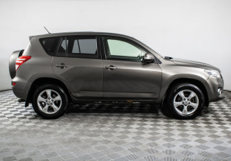 Подержанный автомобиль Toyota RAV4 2011 года (4 фото)