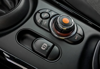 Подержанный автомобиль MINI Clubman Wagon 2019 года (26 фото)