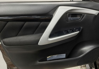 Подержанный автомобиль Mitsubishi Pajero Sport 2020 года (15 фото)