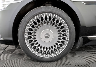 Подержанный автомобиль Genesis G90 2022 года (18 фото)