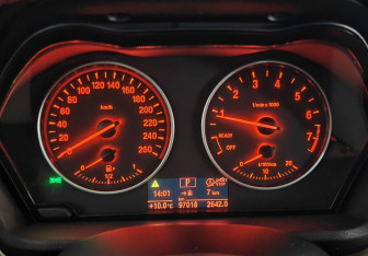 Подержанный автомобиль BMW X1 2015 года (16 фото)