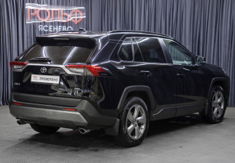 Подержанный автомобиль Toyota RAV4 2021 года (5 фото)