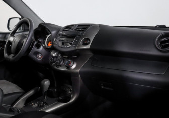 Подержанный автомобиль Toyota RAV4 2011 года (9 фото)