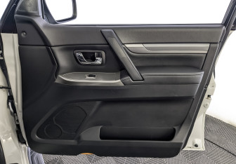 Подержанный автомобиль Mitsubishi Pajero 2018 года (24 фото)