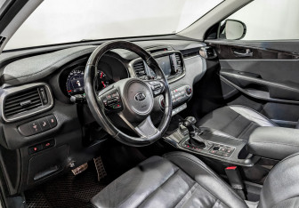 Подержанный автомобиль Kia Sorento 2017 года (16 фото)