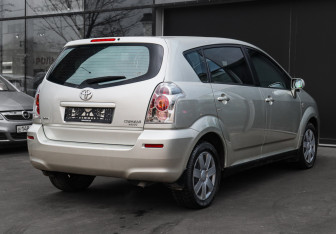 Подержанный автомобиль Toyota Corolla Verso 2006 года (4 фото)
