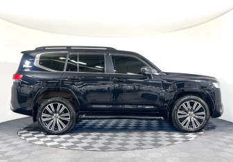 Подержанный автомобиль Toyota Land Cruiser Suv 2022 года (4 фото)