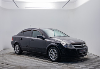 Подержанный автомобиль Opel Astra Sedan 2010 года (3 фото)