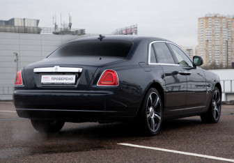 Подержанный автомобиль Rolls-Royce Ghost 2010 года (10 фото)