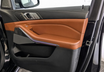 Подержанный автомобиль BMW X7 2021 года (25 фото)