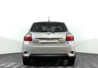 Подержанный автомобиль Toyota Auris Hatchback 2011 года (6 фото)