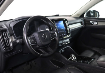 Подержанный автомобиль Volvo XC40 2019 года (13 фото)