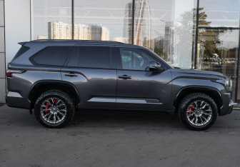 Подержанный автомобиль Toyota Sequoia 2022 года (4 фото)