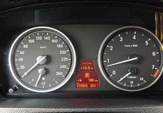 Подержанный автомобиль BMW X5 2010 года (27 фото)