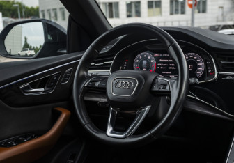 Подержанный автомобиль Audi Q8 2018 года (10 фото)