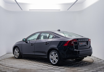 Подержанный автомобиль Volvo S60 2012 года (7 фото)