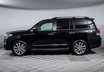 Подержанный автомобиль Toyota Land Cruiser Suv 2017 года (8 фото)