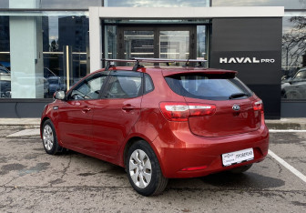 Подержанный автомобиль Kia Rio Hatchback 2015 года (7 фото)