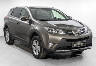 Подержанный автомобиль Toyota RAV4 2014 года (3 фото)