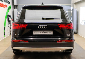 Подержанный автомобиль Audi Q7 2018 года (5 фото)