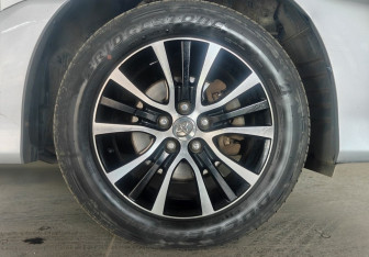 Подержанный автомобиль Toyota Estima 2012 года (19 фото)