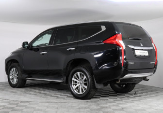 Подержанный автомобиль Mitsubishi Pajero Sport 2017 года (6 фото)