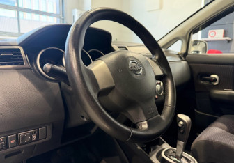 Подержанный автомобиль Nissan Tiida Hatchback 2010 года (13 фото)