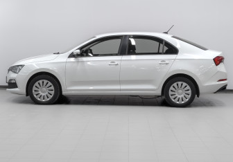 Подержанный автомобиль Skoda Rapid Liftback 2021 года (8 фото)
