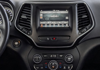 Подержанный автомобиль Jeep Cherokee 2018 года (17 фото)