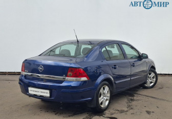 Подержанный автомобиль Opel Astra Sedan 2009 года (5 фото)