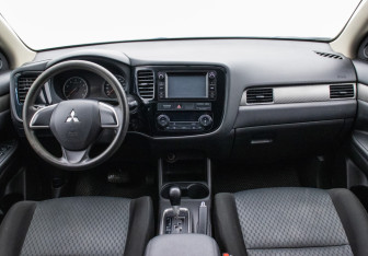 Подержанный автомобиль Mitsubishi Outlander 2014 года (13 фото)