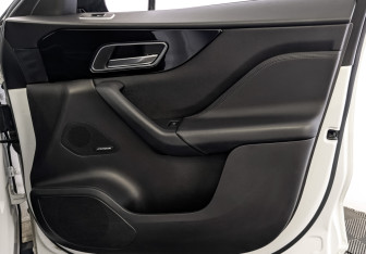 Подержанный автомобиль Jaguar F-Pace 2017 года (24 фото)