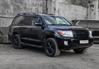 Подержанный автомобиль Toyota Land Cruiser Suv 2014 года (3 фото)