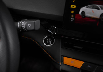 Подержанный автомобиль Changan UNI-V 2024 года (18 фото)