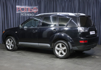 Подержанный автомобиль Mitsubishi Outlander 2007 года (7 фото)