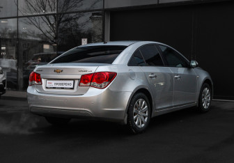 Подержанный автомобиль Chevrolet Cruze Sedan 2010 года (5 фото)