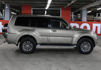 Подержанный автомобиль Mitsubishi Pajero 2017 года (4 фото)