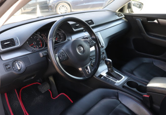 Подержанный автомобиль Volkswagen Passat Sedan 2013 года (13 фото)