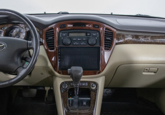 Подержанный автомобиль Toyota Highlander 2002 года (14 фото)