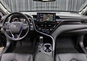 Подержанный автомобиль Toyota Camry Sedan 2021 года (14 фото)