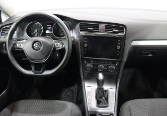 Подержанный автомобиль Volkswagen Golf Hatchback 2018 года (14 фото)