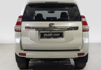 Подержанный автомобиль Toyota Land Cruiser Prado 2014 года (6 фото)